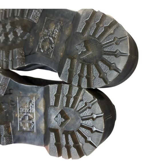 Dr. Martens Women's Size 5- 5.5. Fur- Lined Metallic Black Leather Platform Shoe - Picture 5 of 10